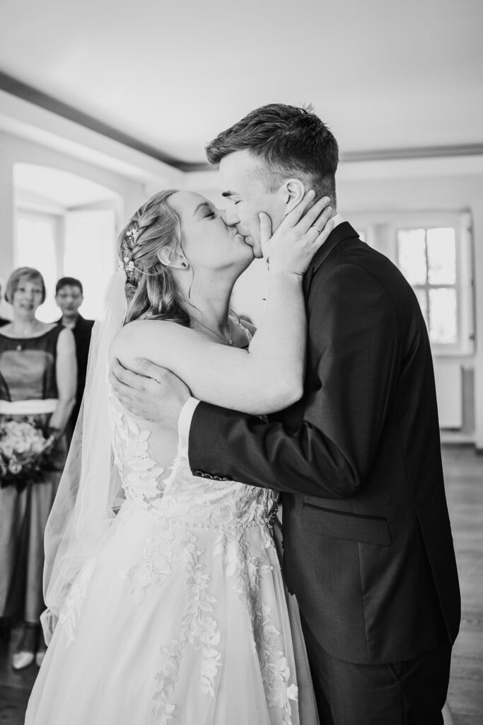 Hochzeitsfotos: Hochzeitspaar küsst sich im Standesamt nach der Trauung