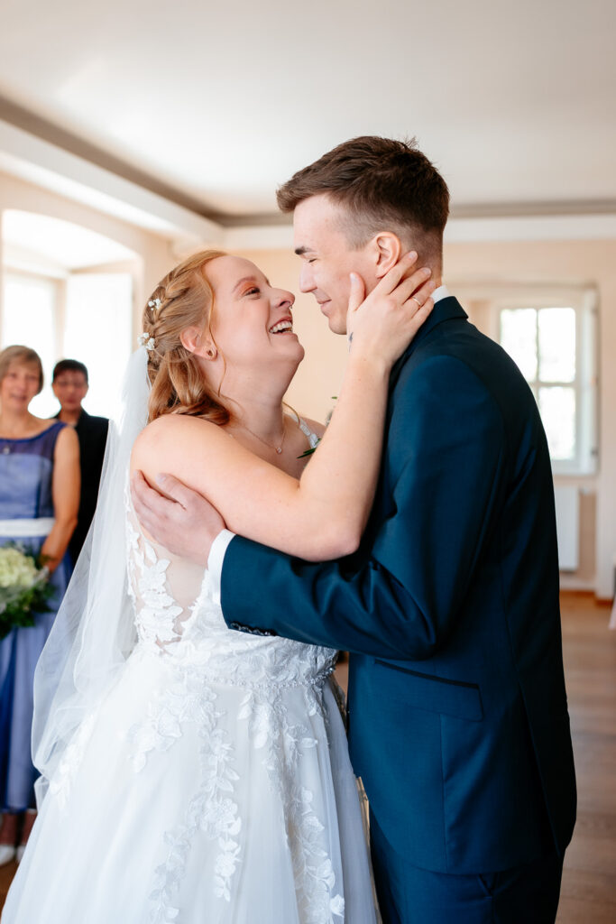 Hochzeitsfotos: Hochzeitspaar küsst sich im Standesamt nach der Trauung