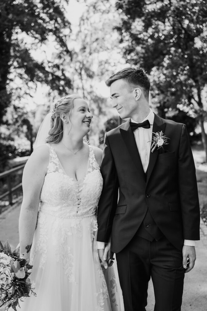 Hochzeiten, Hochzeit, Hochzeitsfotografie, Hochzeitsfotograf, Hochzeitsfotografin, natürliche Hochzeitsreportagen, Ludwigshafen, natürliche Hochzeitsfotografie, Ganztagesreportagen, Mannheim, Pfalz, Heidelberg, Frankfurt, Karlsruhe, Ludwigshafen, ewige Erinnerungen, eure Erinnerungen, kleine und große Momente, authentische Hochzeitsfotografie, Hochzeitsfotograf in der Nähe, Hochzeitsfotos Pfalz, Hochzeitsfotograf Hessen, Hochzeitsbilder Karlsruhe, Hochzeitsbilder Mannheim, Hochzeitsbilder Frankfurt, Hochzeitsfotos Saarland, natürliche Hochzeitsfotos, Hochzeitsfotos, Hochzeit Fotos, Hochzeitsshooting, After Wedding Shooting, After Wedding Fotos, besondere Fotos Hochzeit, Hochzeitsreportage, lebendige Hochzeitsfotos, ungestellte Hochzeitsfotos, Geschenk zur Hochzeit, Fotos Junggesellinnen Abschied, Junggesellinnenabschied, Bilder Junggesellinnen, Fotos nach der Hochzeit, authentische Fotografie, liebevolle Bilder