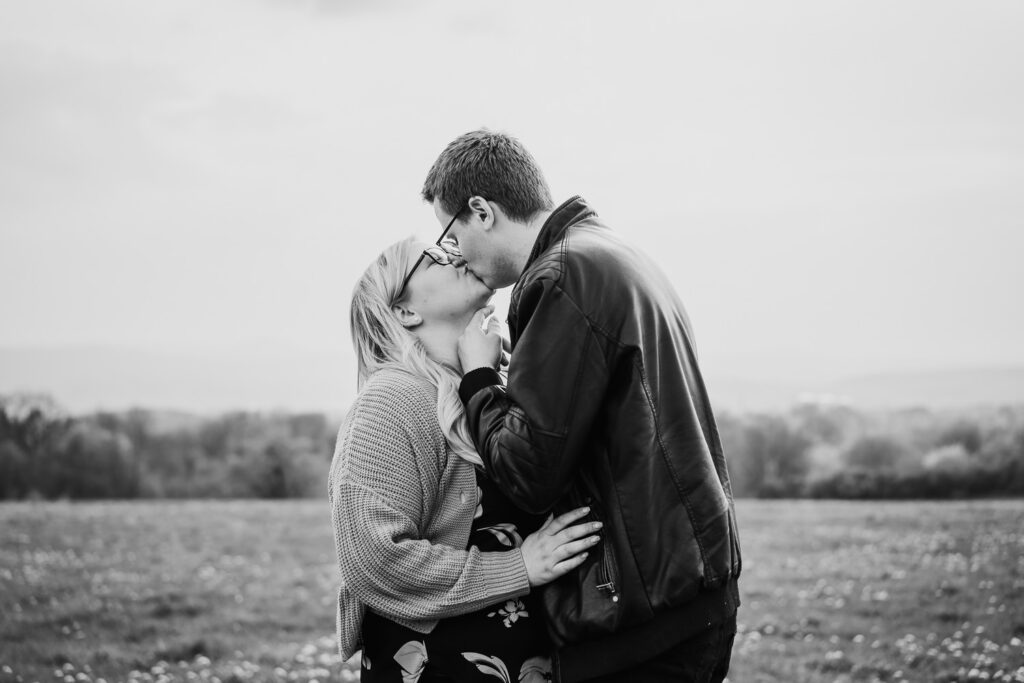 Paar Fotografie: Er hebt ihr Kinn sanft mit der Hand an und küsst sie zärtlich
