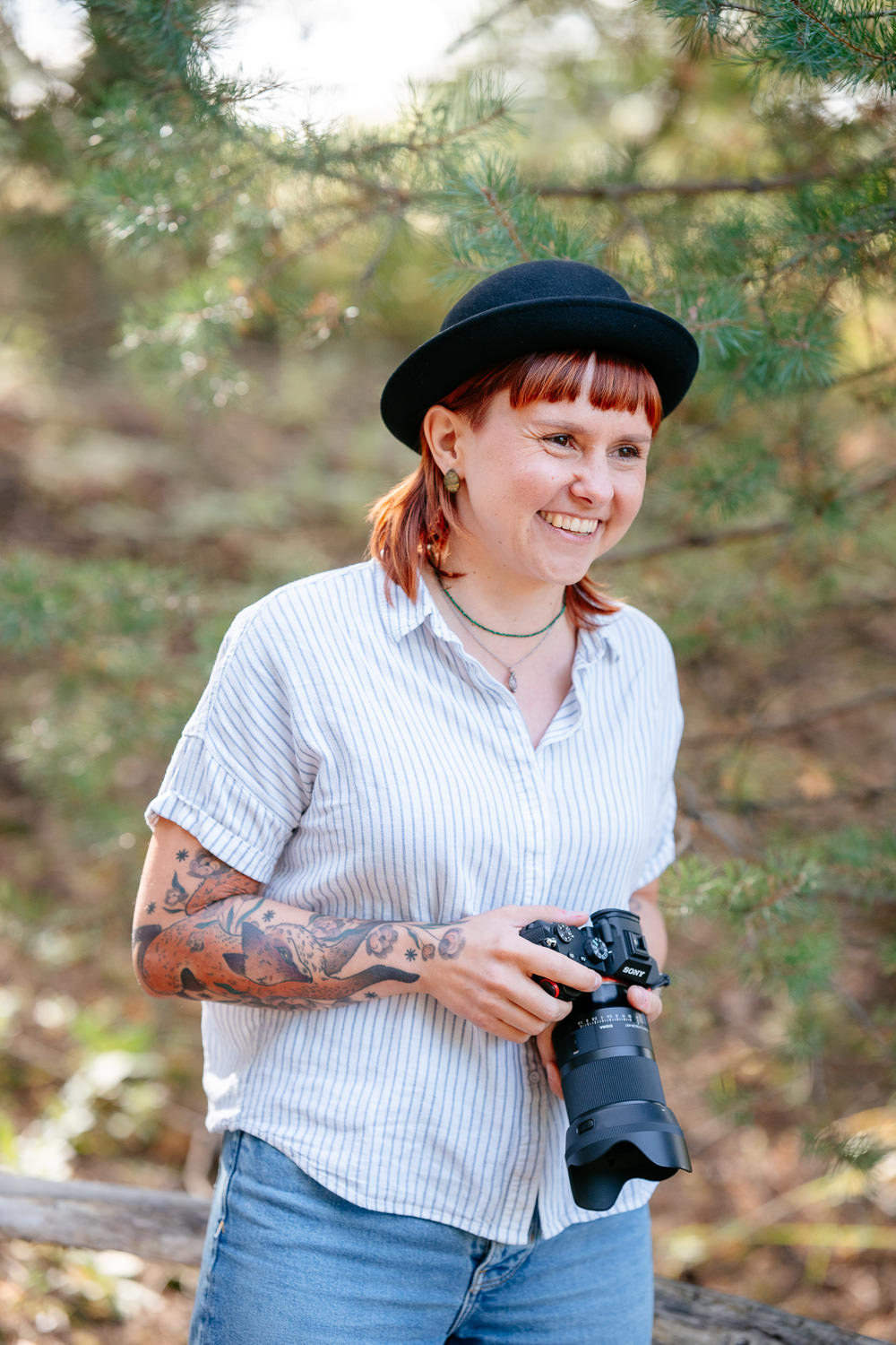 Familienfotograf Ludwigsburg Frau Eska in der Natur: Mit Kamera in der Hand und Blick in die Ferne